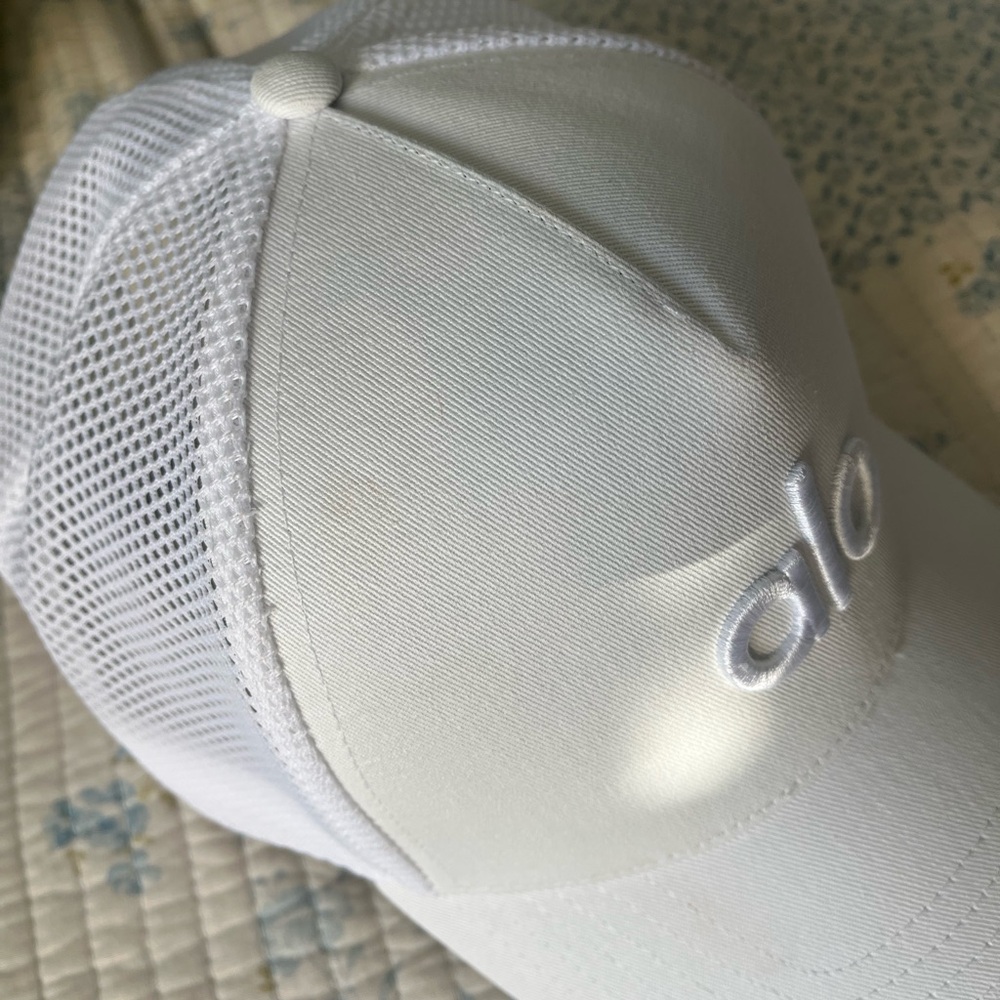 ALO Yoga Cap - Picture 2 of 5